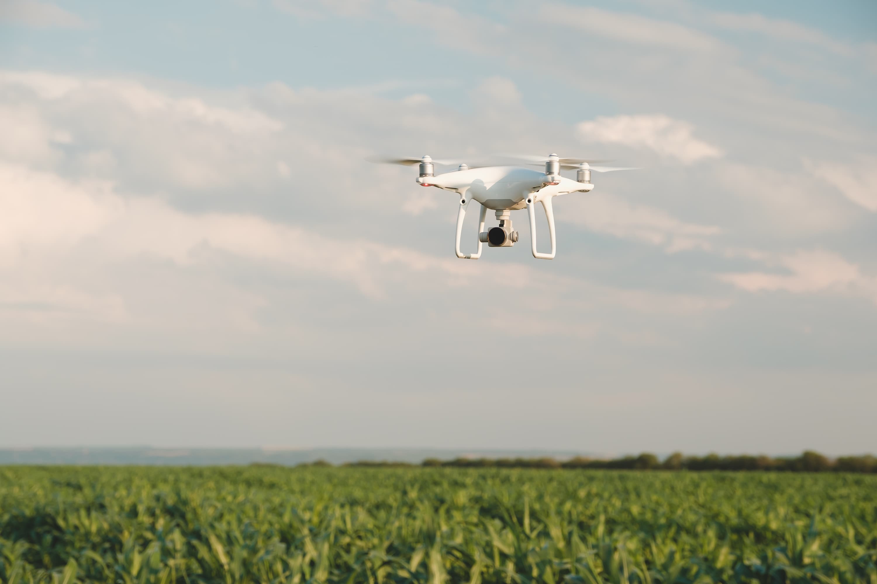 Drone agrícola sobrevolando cultivos para análisis multiespectral